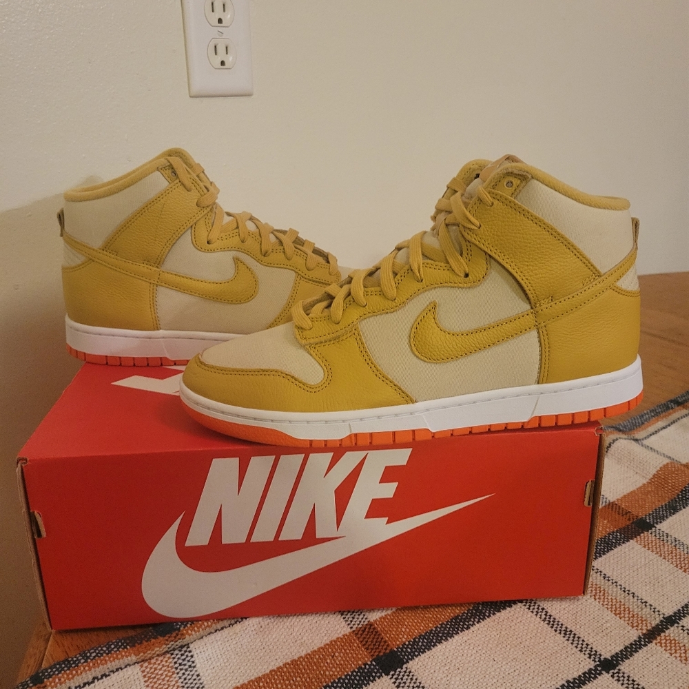 Nike Dunk High Wheat Gold Size 10.5
